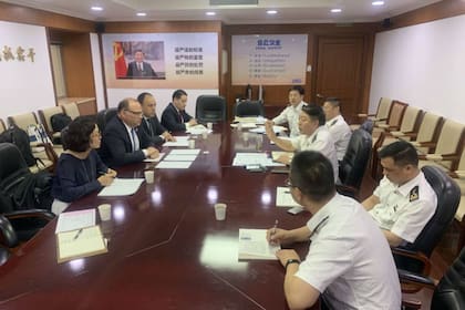 El presidente del Senasa, en el centro a la izquierda, con autoridades chinas