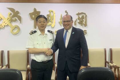 El presidente del Senasa, Ricardo Negri, con Li Jianwei, director general del Departamento de Cuarentena Animal y Vegetal