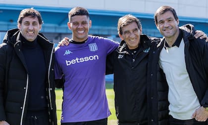 El presidente Diego Milito, Marcos Rojo, el entrenador Gustavo Costas y el director deportivo Sebastián Saja: sonrisas ahora perdidas