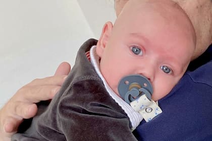 El Presidente difundió una foto de su hijo de cuatro meses, Francisco, en sus brazos