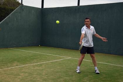 El presidente dijo que sufrió una desviación de un disco de la espalda