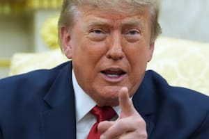 Teorías conspirativas, denuncias y miedo: Trump habla al país y los medios dudan si transmitirlo