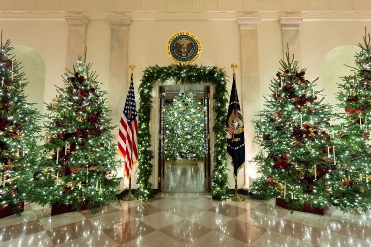 El presidente Donald J. Trump y la primera dama Melania Trump dan la bienvenida al público a un recorrido por La Casa Blanca en diciembre de 2025 (whitehouse.gov)