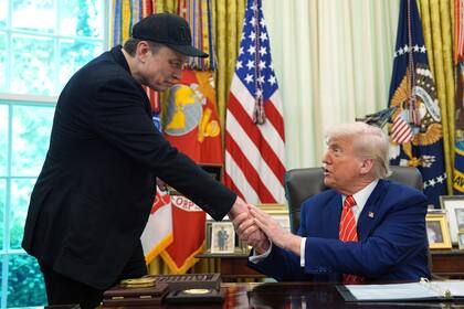 El presidente Donald Trump, a la derecha, estrecha la mano de Elon Musk durante una conferencia de prensa en el Despacho Oval de la Casa Blanca, el viernes 30 de mayo de 2025, en Washington
