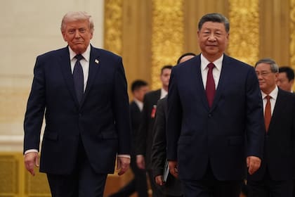 El presidente Donald Trump, a la izquierda, y el presidente chino Xi Jinping llegan a una cena de Estado en el Gran Salón del Pueblo