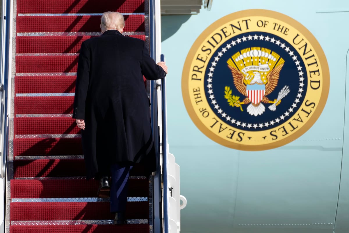 El presidente Donald Trump aborda el Air Force One en la base conjunta Andrews, Maryland, el 14 de febrero de 2025, en ruta a West Palm Beach, Florida. (AP/Ben Curtis)