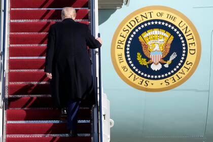 El presidente Donald Trump aborda el Air Force One en la base conjunta Andrews, Maryland, el 14 de febrero de 2025, en ruta a West Palm Beach, Florida. (AP/Ben Curtis)