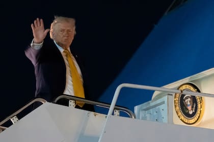El presidente Donald Trump aborda el Air Force One desde el Aeropuerto Internacional de Palm Beach, el domingo 4 de enero de 2026