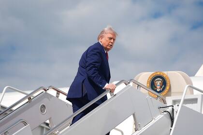 El presidente Donald Trump aborda el avión presidencial el 23 de mayo de 2025, en la Base Conjunta Andrews, en Maryland