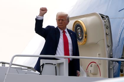 El presidente Donald Trump, al abordar el Air Force One en dirección a Florida. (AP/Mark Schiefelbein)