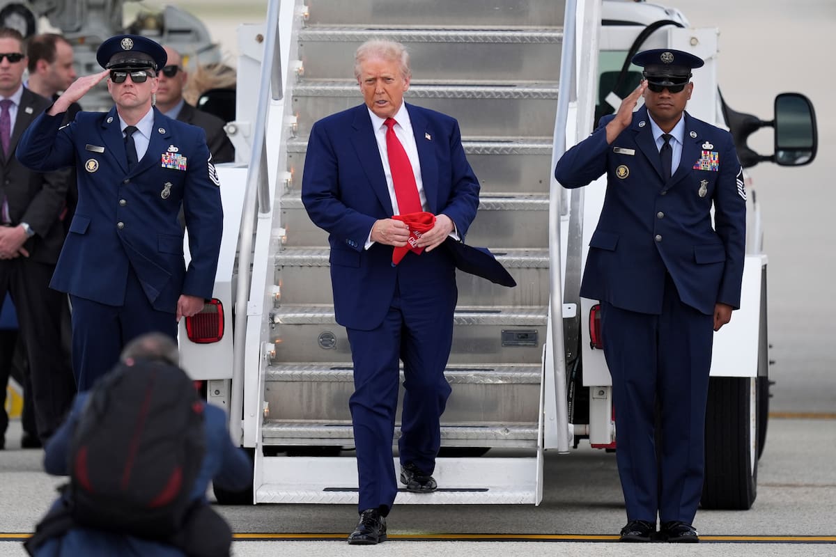 El presidente Donald Trump, al centro, llega en el Air Force One al Aeropuerto Internacional de Miami, el jueves 3 de abril de 2025, en Miami. (AP Foto/Rebecca Blackwell)