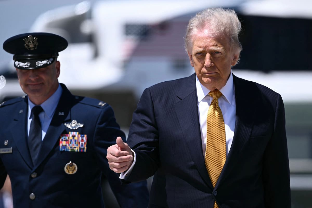 El presidente Donald Trump, antes de abordar el Air Force One en la Base Andrews, Maryland, para emprender su viaje a China.
