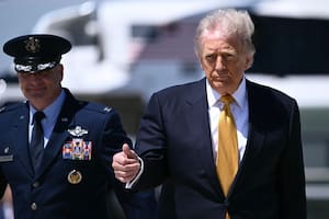 El presidente Donald Trump, antes de abordar el Air Force One en la Base Andrews, Maryland, para emprender su viaje a China.