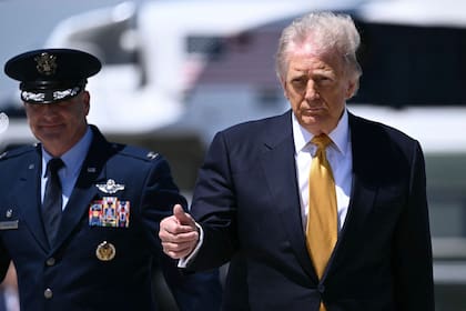 El presidente Donald Trump, antes de abordar el Air Force One en la Base Andrews, Maryland, para emprender su viaje a China.
