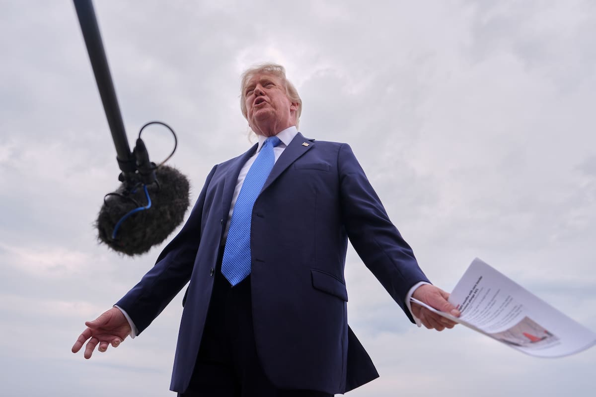 El presidente Donald Trump antes de abordar el Air Force One, el viernes 14 de agosto de 2026, en la Base Conjunta Andrews, Maryland. (Foto AP/Julia Demaree Nikhinson)