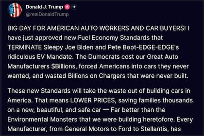 El presidente Donald Trump anunció las nuevas normas y sostuvo que "es un gran día para los trabajadores del sector automotriz y los compradores de automóviles" de EE.UU.