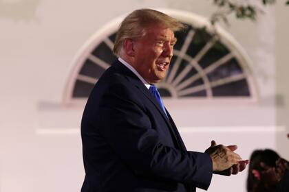 El presidente Donald Trump aplaude cuando llega para escuchar el discurso de la primera dama Melania Trump en la Convención Nacional Republicana desde la Casa Blanca, el 25 de agosto de 2020 en Washington, DC