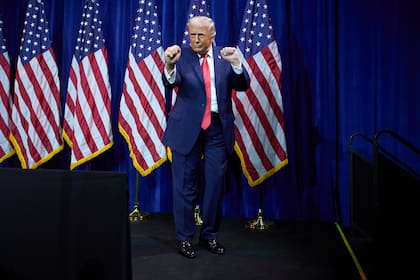 El presidente Donald Trump baila después de hablar en una reunión de legisladores republicanos en Washington