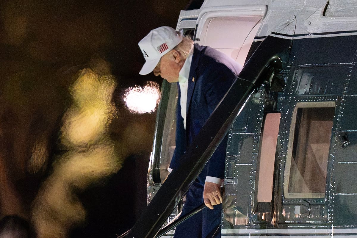 El presidente Donald Trump baja del Marine One al llegar a la Elipse, justo afuera de la Casa Blanca