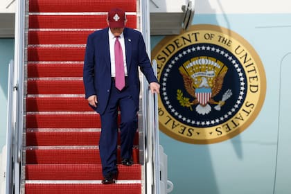 El presidente Donald Trump baja las escaleras del Air Force One a su llegada a la Base Conjunta Andrews, Maryland, el 10 de junio de 2025.