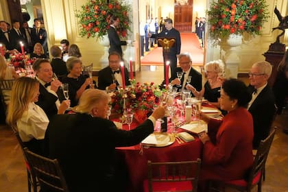 El presidente Donald Trump brinda con Peng Liyuan durante una cena de Estado con el presidente de China, Xi Jinping, en el Salón Este de la Casa Blanca
