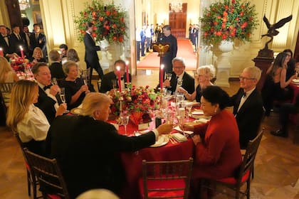 El presidente Donald Trump brinda con Peng Liyuan durante la cena de Estado