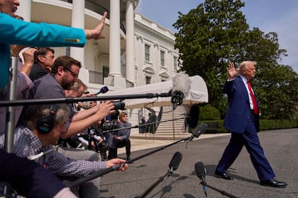 El presidente Donald Trump camina para abordar el Marine One tras hablar con reporteros en el Jardín Sur de la Casa Blanca, el 3 de abril de 2025, en Washington. (AP/Evan Vucci)