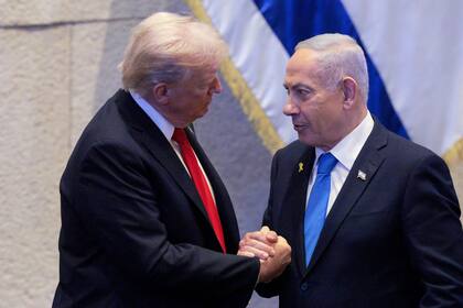 El presidente Donald Trump conversa con el primer ministro israelí, Benjamin Netanyahu, en la Knéset, el parlamento israelí, el lunes 13 de octubre de 2025, en Jerusalén. (Chip Somodevilla/Pool vía AP)