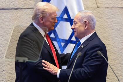 El presidente Donald Trump conversa con el primer ministro israelí, Benjamin Netanyahu, en la Knéset, el parlamento israelí, el lunes 13 de octubre de 2025, en Jerusalén