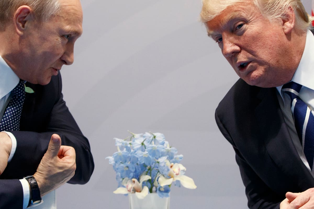 El presidente Donald Trump, derecha, se reúne con el mandatario ruso Vladímir Putin en la cumbre del G20 Hamburgo, Alemania, el viernes 7 de julio de 2017