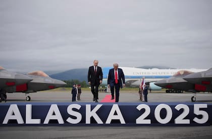 El presidente Donald Trump (derecha) y el presidente ruso Vladimir Putin llegan a la Base Conjunta Elmendorf-Richardson el 15 de agosto de 2025 en Anchorage, Alaska. Andrew Harnik/Getty Images/AFP (Photo by Andrew Harnik / GETTY IMAGES NORTH AMERICA / Getty Images via AFP)