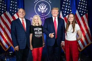 Trump respalda a Biggs en su plan para sustituir a Hobbs