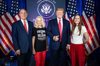 Trump respalda a Biggs en su plan para sustituir a Hobbs