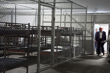 El presidente Donald Trump durante un tour por la "Alligator Alcatraz" (AP Photo/Evan Vucci)