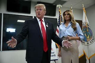Donald Trump cuestiona la elección anticipada, pero ya votó cerca de su casa en Florida