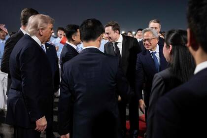 El presidente Donald Trump, en Pekín, junto con los CEO de Tesla y SpaceX, Elon Musk, y de Nvidia, Jensen Huang.