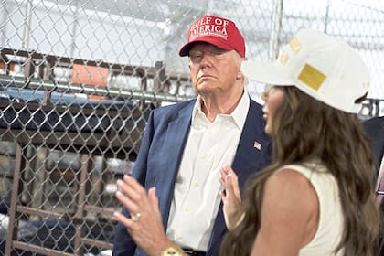 El presidente Donald Trump escucha a la secretaria de Seguridad Nacional, Kristi Noem, durante un recorrido por "Alligator Alcatraz", un nuevo centro de detención de migrantes en el Centro de Capacitación y Transición de Dade-Collier, el martes 1 de julio de 2025 en Ochopee, Florida