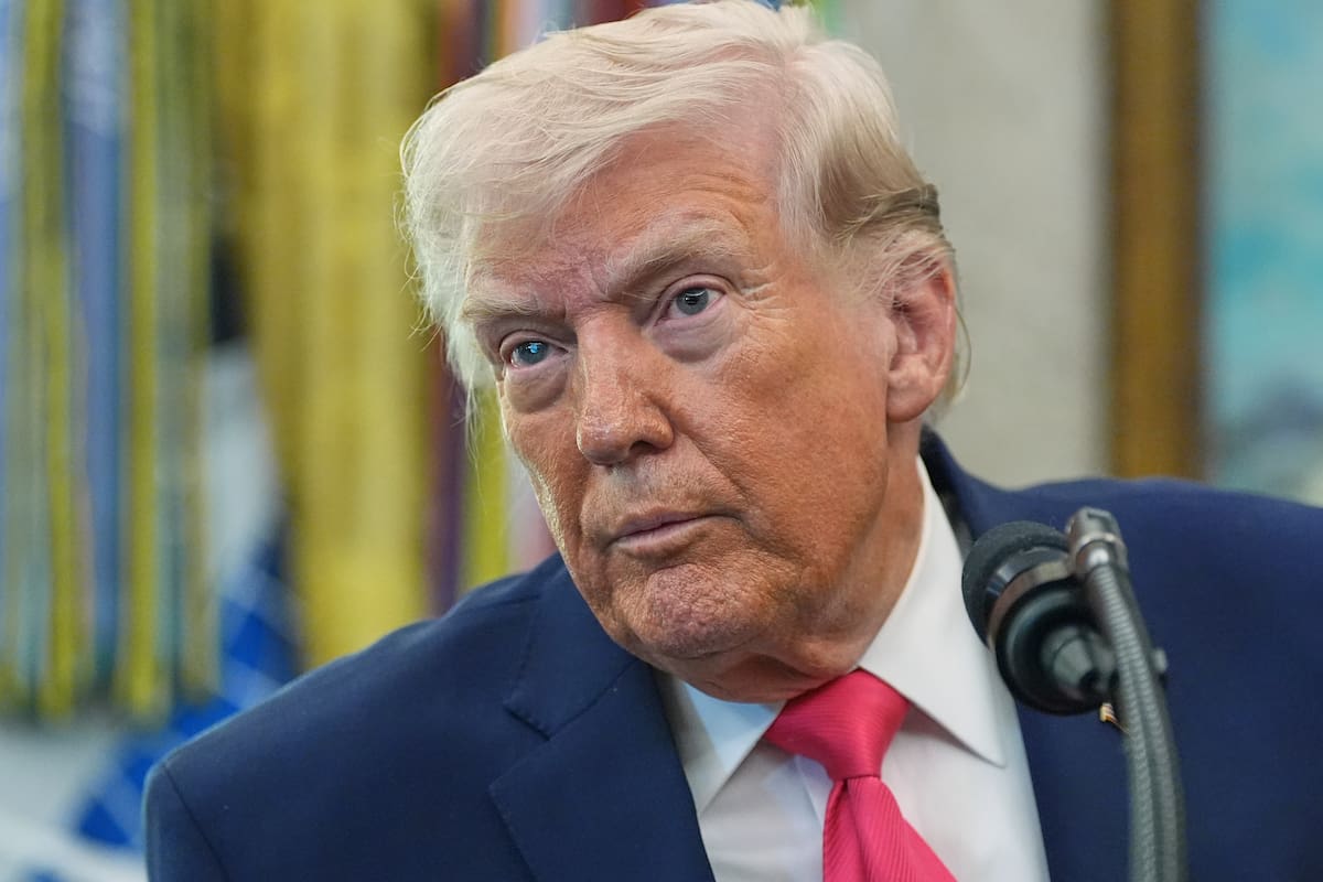 El presidente Donald Trump escucha a un periodista durante la toma de posesión del secretario de Seguridad Nacional, Markwayne Mullin, en el Despacho Oval de la Casa Blanca, el martes 24 de marzo de 2026, en Washington. (Foto AP/Alex Brandon)