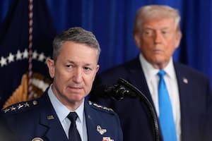 El presidente Donald Trump escucha al jefe del Estado Mayor Conjunto, general Dan Caine, en Mar-a-Lago, el 3 de enero de 2026, en Palm Beach, Florida