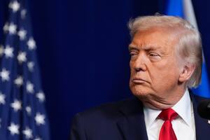 El presidente Donald Trump escucha durante una rueda de prensa con el primer ministro israelí Benjamin Netanyahu el lunes 29 de diciembre de 2025, en Palm Beach, Florida