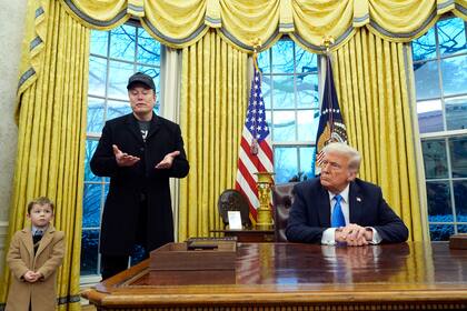 El presidente Donald Trump escucha mientras Elon Musk, acompañado por su hijo X Æ A-Xii, habla en el Despacho Oval de la Casa Blanca, el martes 11 de febrero de 2025