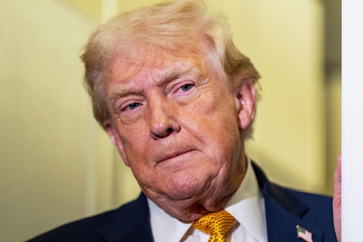 El presidente Donald Trump escucha mientras habla con periodistas durante un vuelo en el Air Force One, el domingo 4 de enero de 2026, de regreso a la Base Conjunta Andrews, Maryland