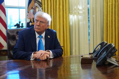 El presidente Donald Trump escucha preguntas de la prensa en la Oficina Oval de la Casa Blanca, el 4 de febrero de 2025, en Washington