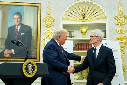 El presidente Donald Trump estrecha la mano del director general de Apple, Tim Cook, en el Despacho Oval, el miércoles 6 de agosto de 2025, en Washington, DC