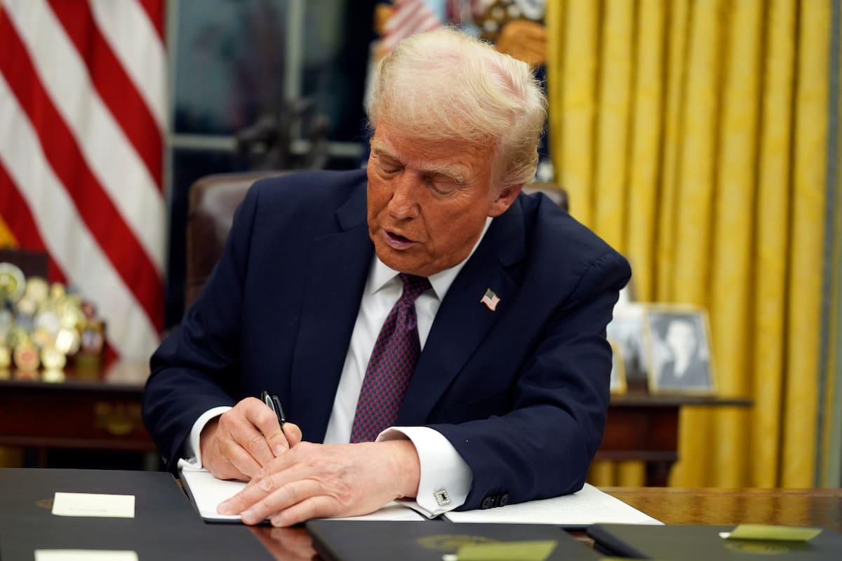El presidente Donald Trump firma órdenes ejecutivas en el Despacho Oval de la Casa Blanca, el lunes 20 de enero de 2025, en Washington. (AP foto/Evan Vucci)