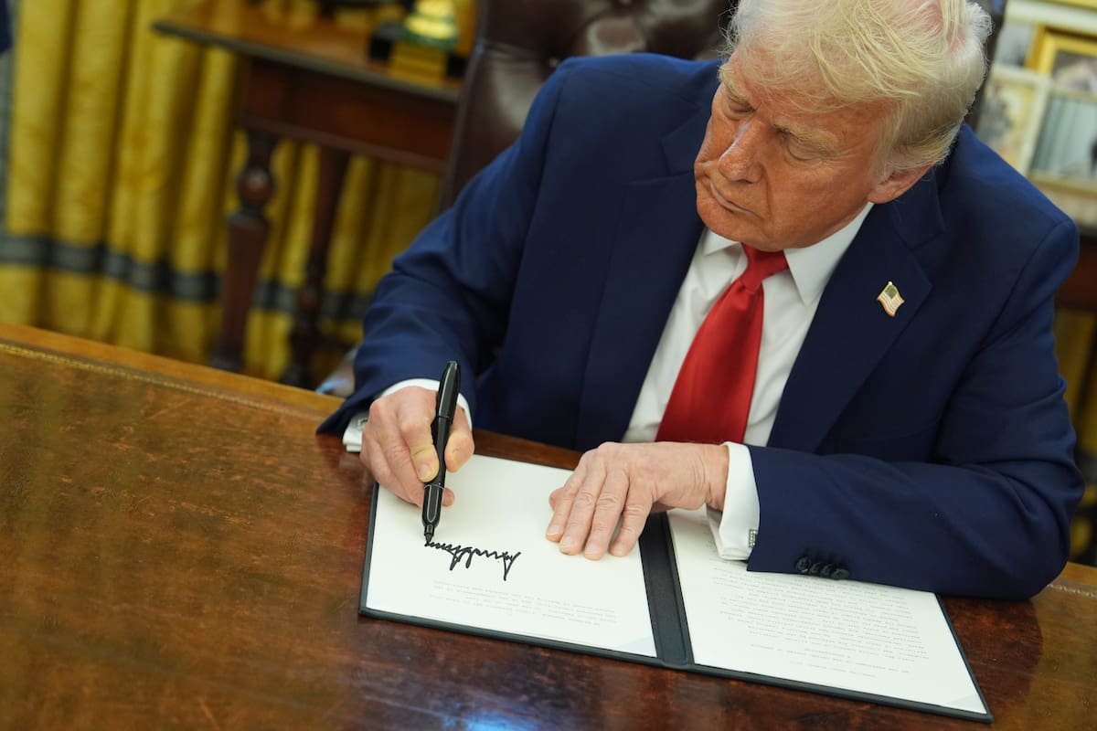 El presidente Donald Trump firma una orden ejecutiva en la Casa Blanca el 3 de febrero de 2025. (AP/Evan Vucci)
