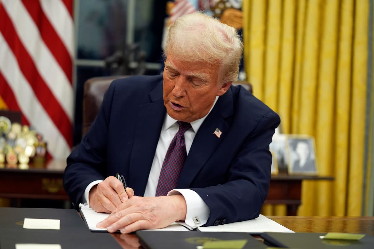 El presidente Donald Trump firma una orden ejecutiva en la Casa Blanca (Archivo)