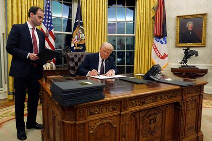 El presidente Donald Trump firma una orden ejecutiva en la que retira a Estados Unidos de la Organización Mundial de la Salud, en la Oficina Oval de la Casa Blanca, el lunes 20 de enero de 2025, en Washington