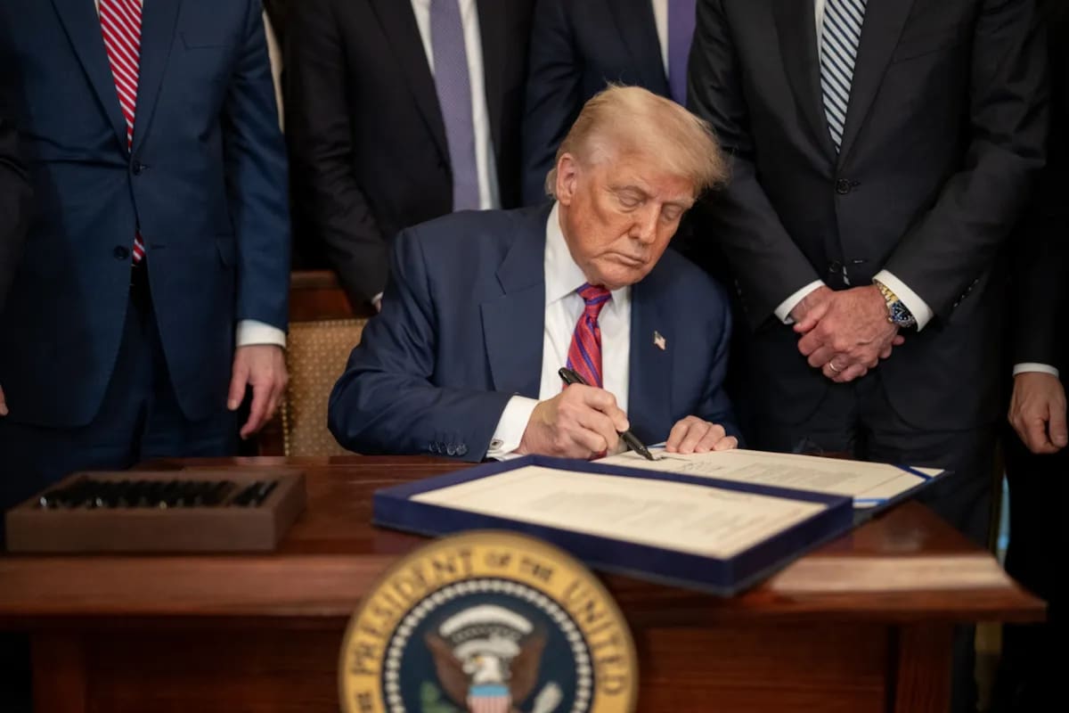 El presidente Donald Trump firmó este lunes una orden ejecutiva para acabar con la llamadas fianzas sin efectivo