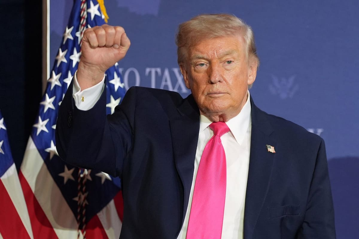El presidente Donald Trump gesticula tras una mesa redonda sobre la eliminación de impuestos a las propinas, el jueves 16 de abril de 2026, en Las Vegas